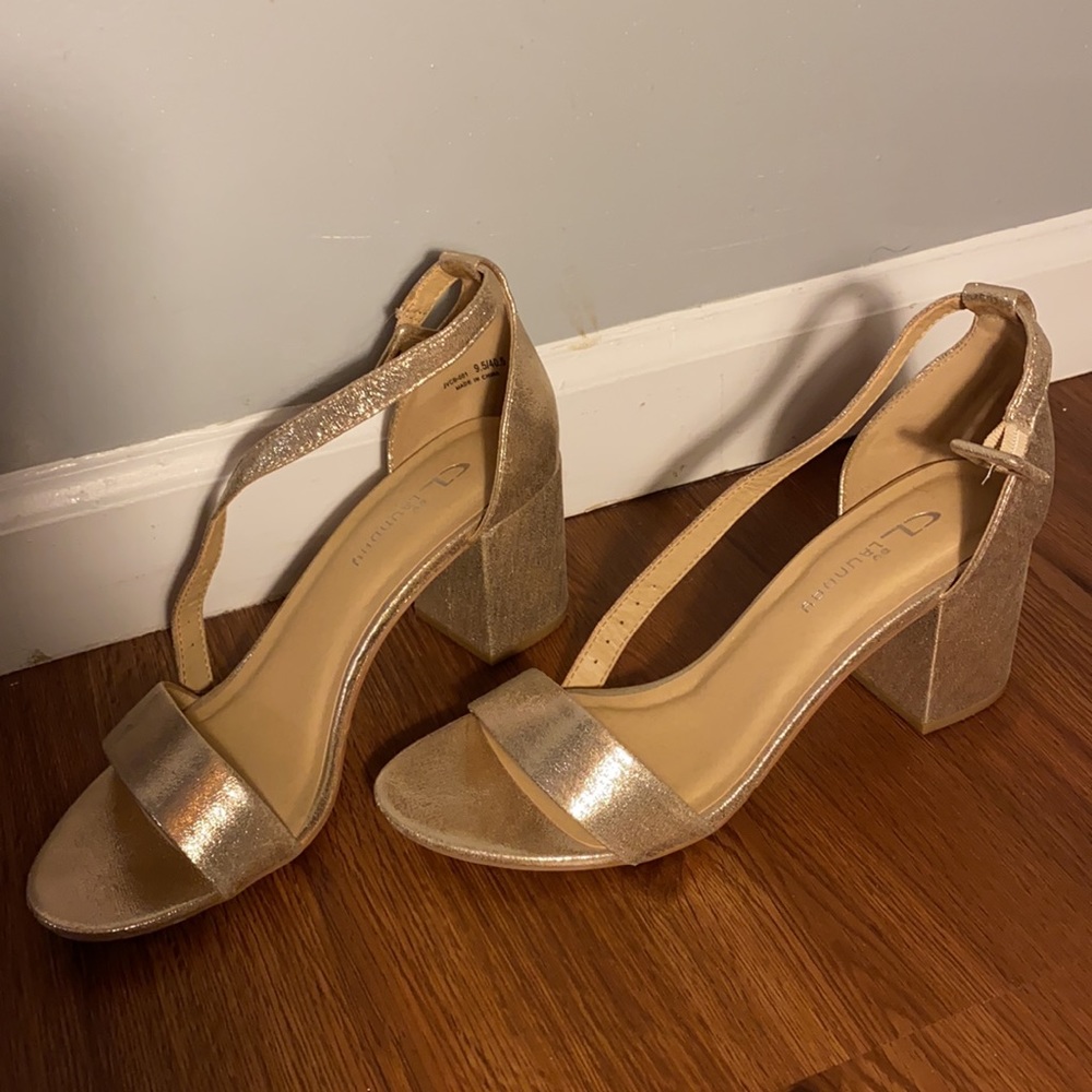 Tacones dorados de tacón cuadrado usado una sola vez